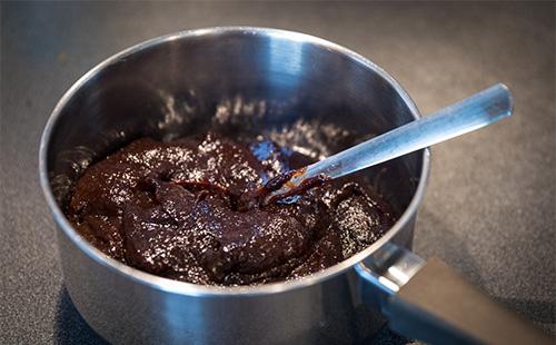 Ciruela malvavisco en una sartén