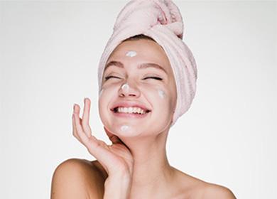 Dívka rozmazává krém na obličej