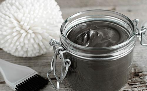 Černá obličejová maska