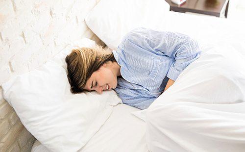 Joven sufre en la cama