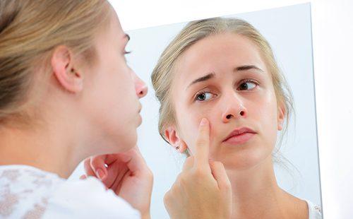 Adolescente avec un miroir