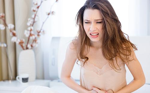 La fille a mal au ventre