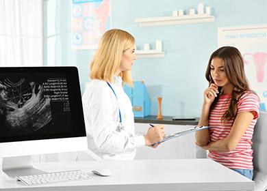 Fille chez le gynécologue