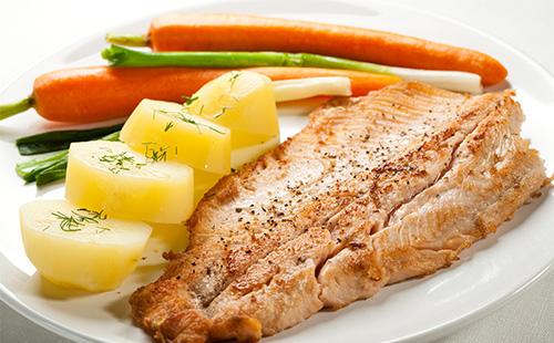 Un morceau de viande avec des pommes de terre