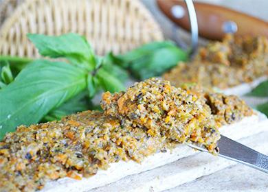 Caviar de ciuperci pe un cuțit