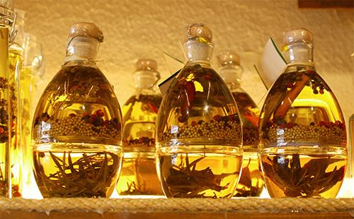 Huile d'olive sur les tablettes