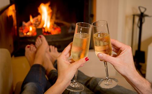 Mga batang mag-asawa na umiinom ng champagne