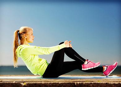 Femme effectue des exercices pour l'abdomen.