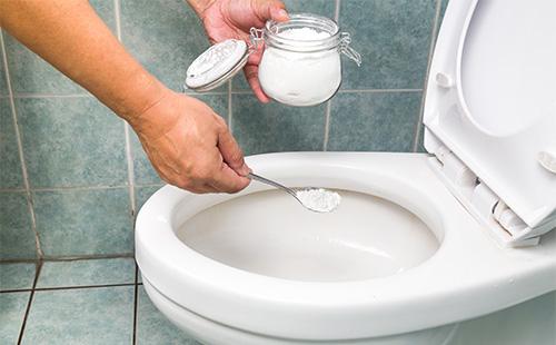 Soda pour nettoyer les toilettes