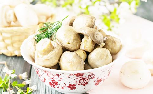 Champignons într-un castron