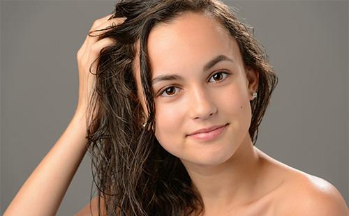 Femme avec les cheveux mouillés