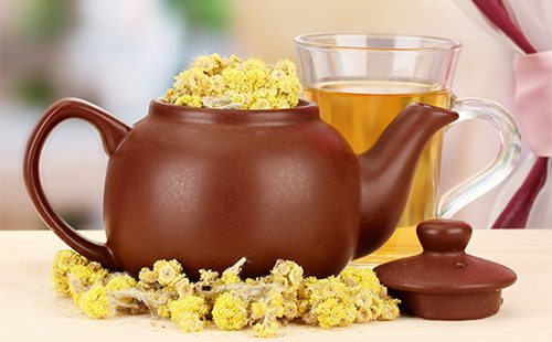 Tansyho odvar v konvici