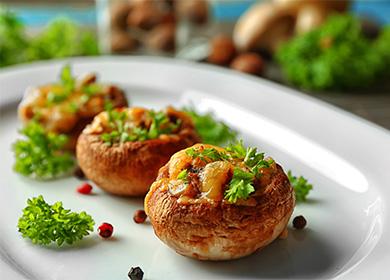 Ciuperci umplute pe o farfurie