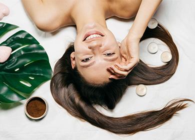 Fille avec de beaux cheveux