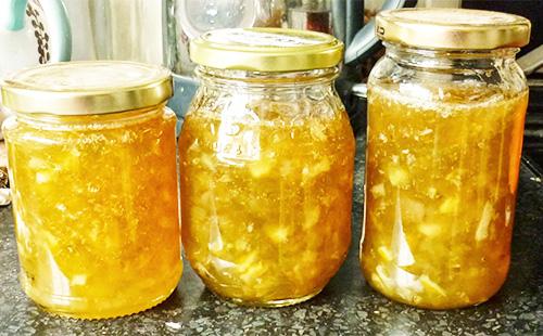 Geléia de pepino em uma jarra