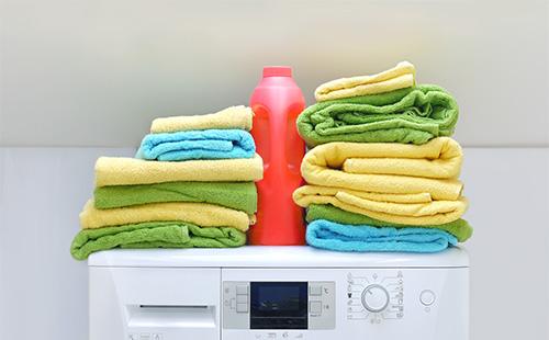 Handtücher und flüssiges Pulver auf einer Schreibmaschine