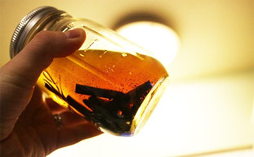 Teinture moustache dorée