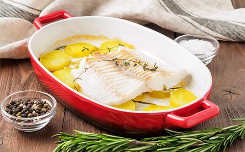 Pomme de terre au four avec du poisson