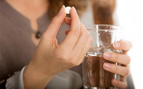 Babae tungkol sa pag-inom ng isang tableta