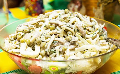 Salată cu calmar și mazăre verde