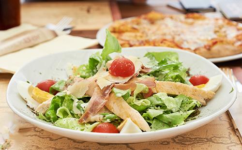 Salată de pui afumată