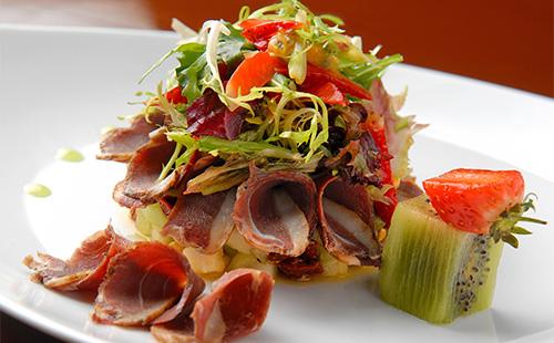 Salată de mezeluri afumate pe o farfurie