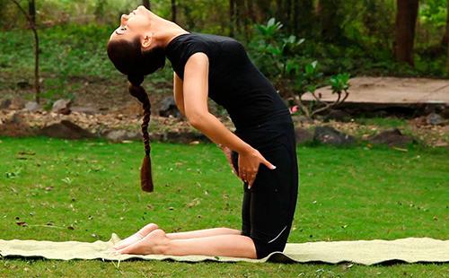 Pilates-kvinde på måtten