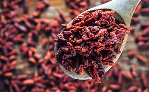 Baies de Goji dans une cuillère