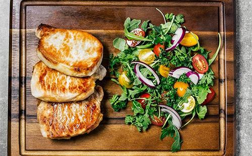 Carne la cuptor cu legume