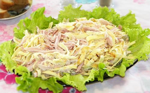 Salată de clătite și cârnați