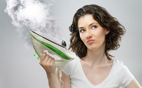 Mujer con una plancha