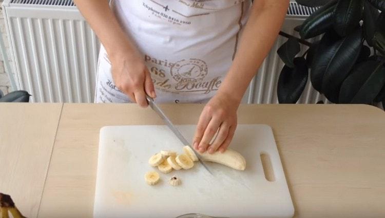 Нарежете банана.