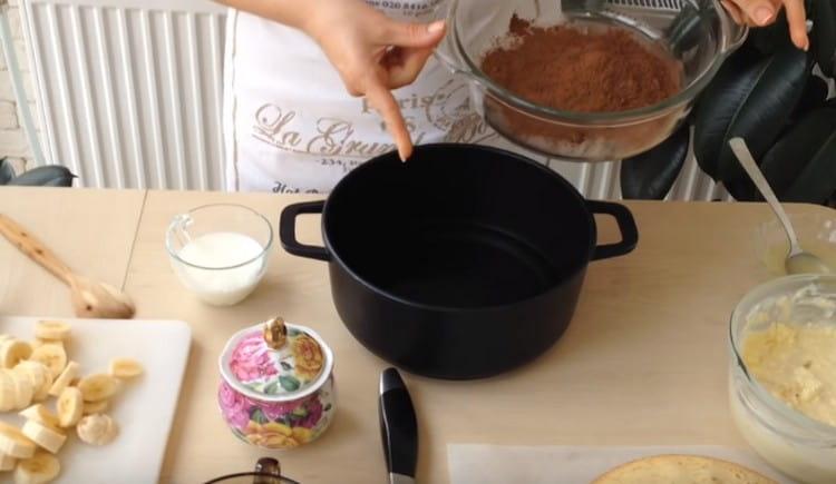 Вземете тенджера за водна баня.