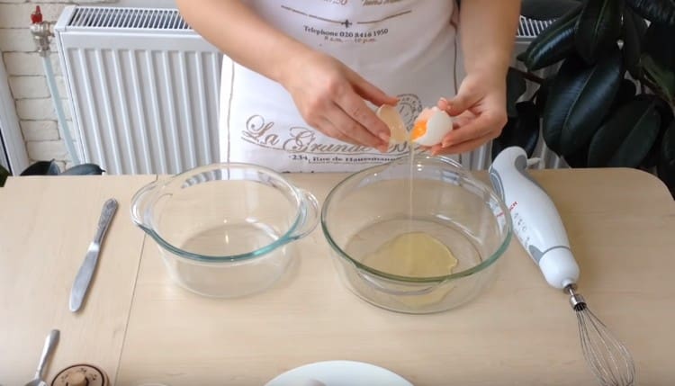 Отделете белтъците от жълтъците.