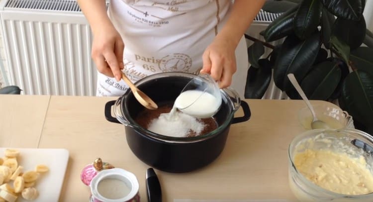 Комбинирайте какао със захар и мляко.