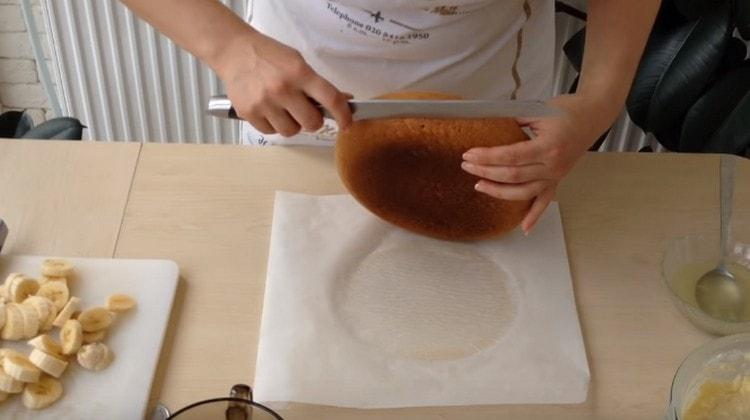 Готовата охладена бисквита се нарязва на 3 питки.