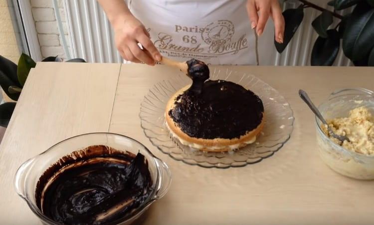 Покриваме детайла с парче шоколадова глазура.