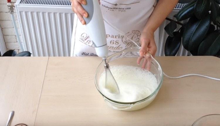 Разбийте белтъците на лека пяна.