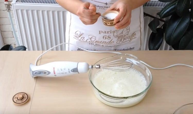 Добавете щипка сол към белтъците и разбийте още малко.