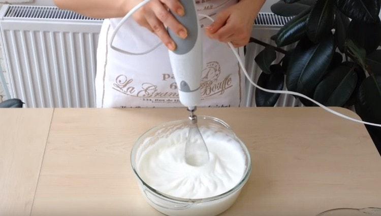 Инжектираме захар в белтъците и бием до силни пикове.