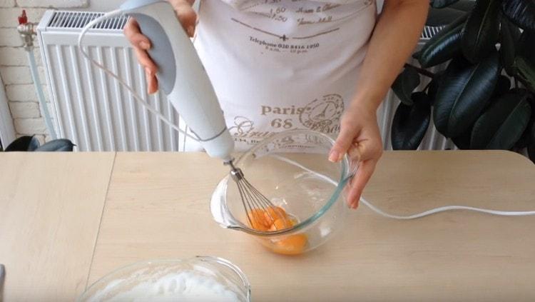 Отделно разбийте жълтъците.