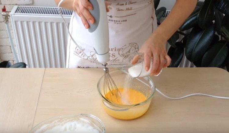 Добавете захарта към жълтъците и разбийте.