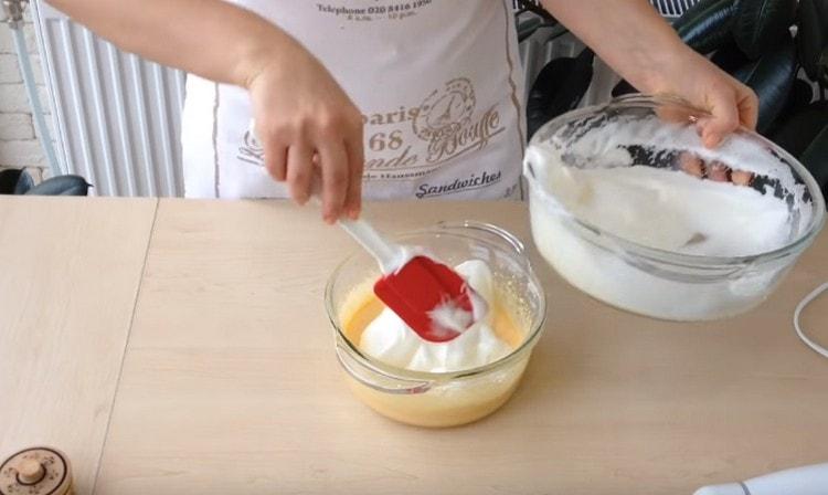 Въвеждаме част от белтъците в жълтъчната маса.