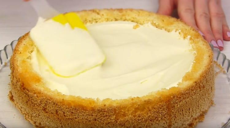 Напълнете получената купа със сметана.