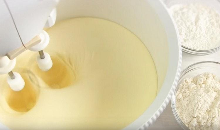 Постигаме хомогенна консистенция на яйчената маса.