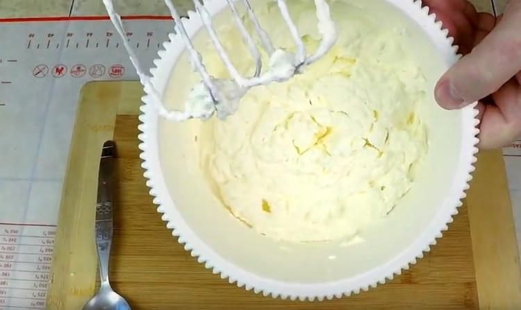 Bateți crema cu pulbere până la vârfurile persistente.