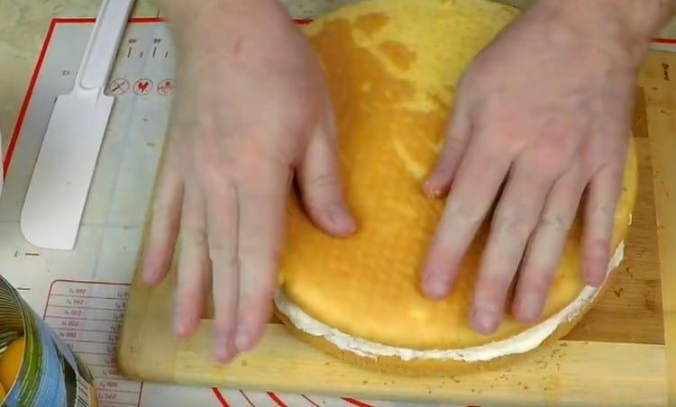 Acoperiți tortul cu un alt tort înmuiat în tort.