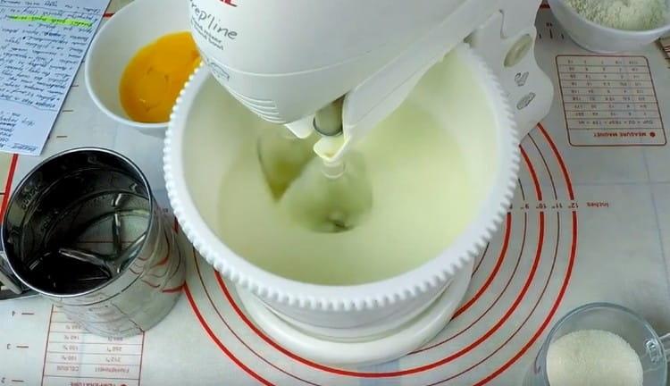 Separați proteinele de gălbenușuri și bateți-le la vârfuri cu un vârf de sare.