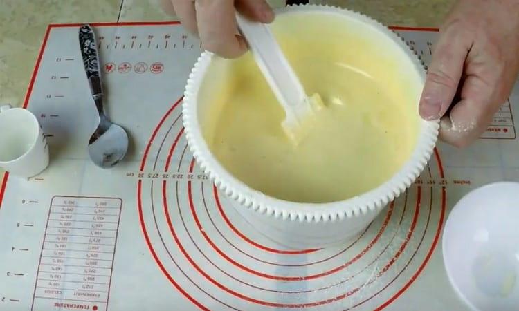 Amestecă ușor aluatul de jos în sus.