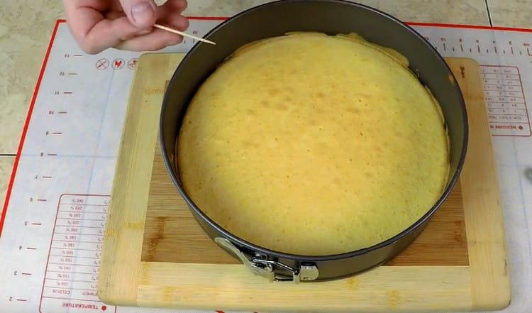 Puteți verifica disponibilitatea cozonacului cu o scobitoare.